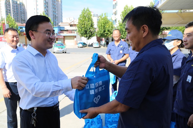 安全為本  情系職工——高溫季，安慶港華為職工撐起“遮陽傘”